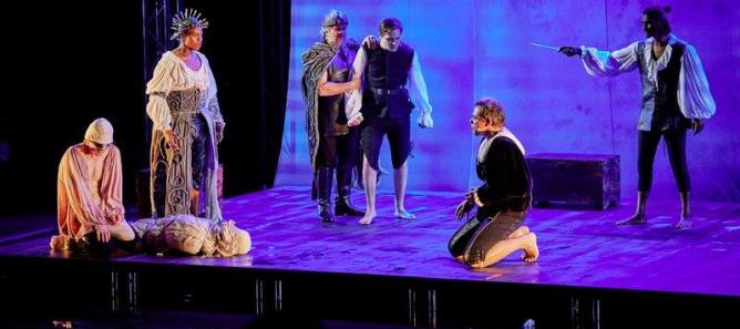 Det er scenografien der er mest velfungerende i årets Hamlet-forestilling på Kronborg.