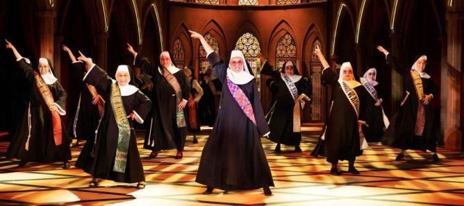 Når nonnerne er på scenen så løfter msuicales Sister Act sig op på det niveau man kan forvente på Det Ny Teater. 
