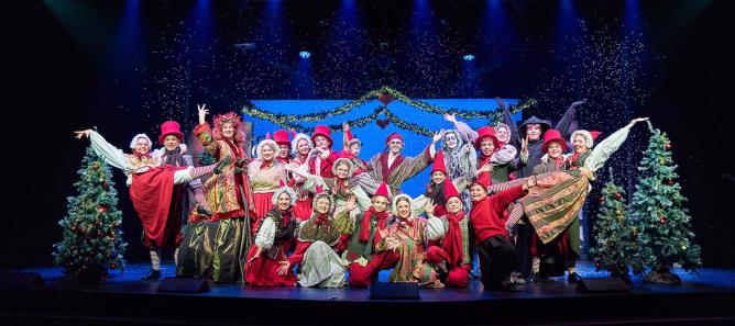 Der fuld knald på julestemning og spilleglæde hos de medvirkende i Eventyrteatrets Et Juleeventyr.