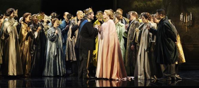 Drot og Mærsk på operaen reddes af musikken, mens iscenesættelsen dræber handlingen. 